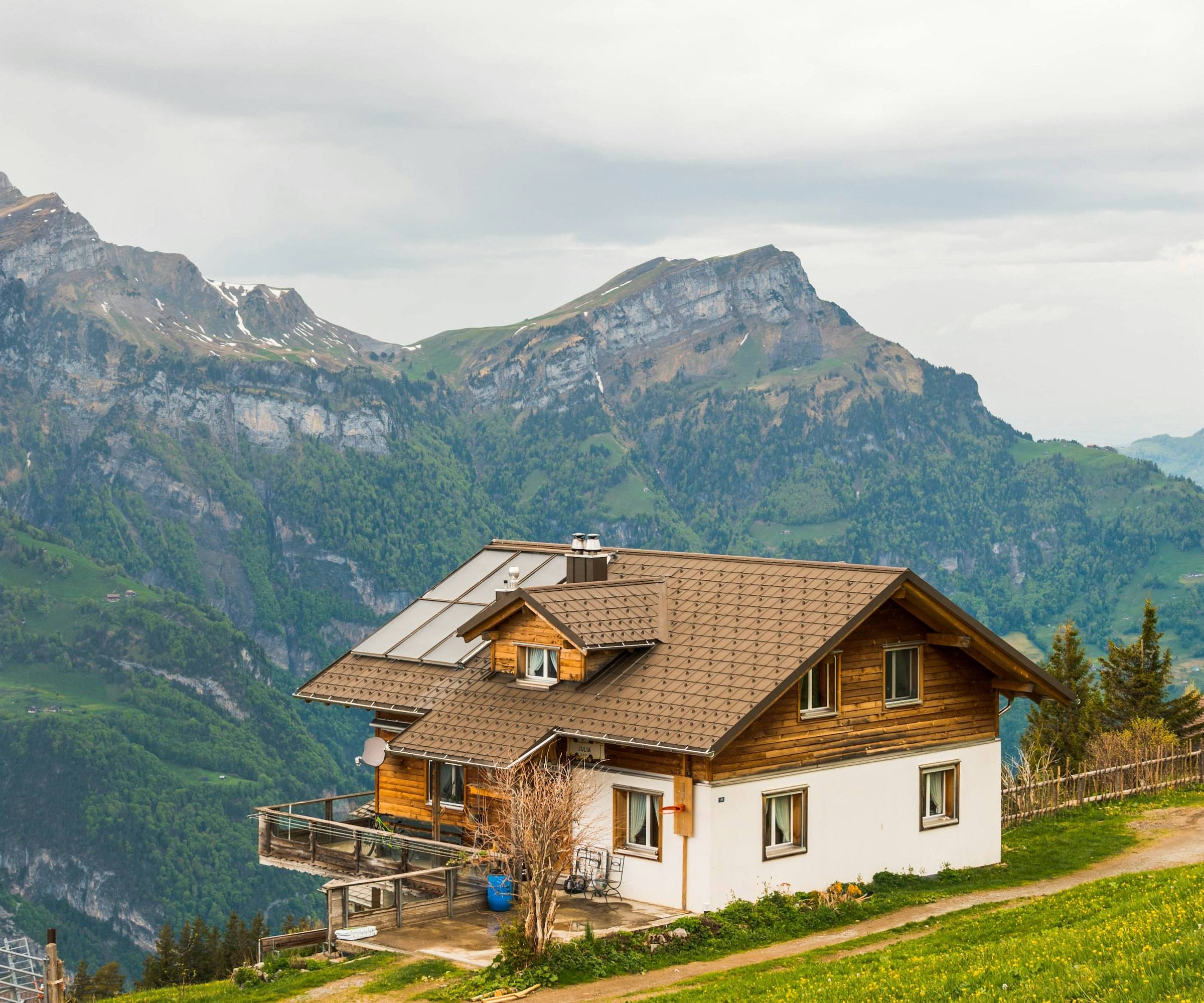 Haus in den Bergen vor einem Tal